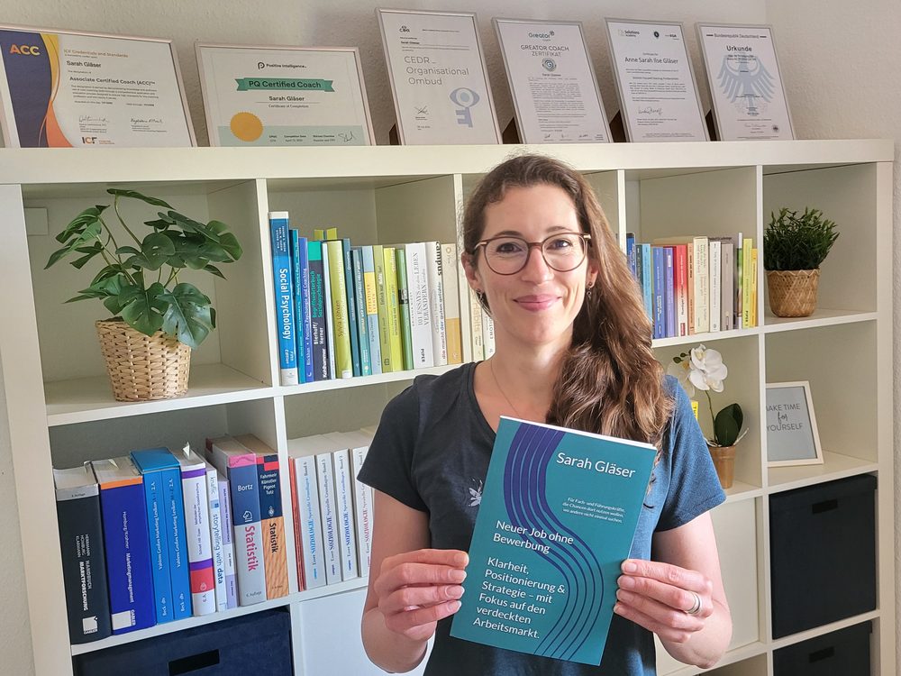 Sarah Gläser mit ihrem Buch Neuer Job ohne Bewerbung